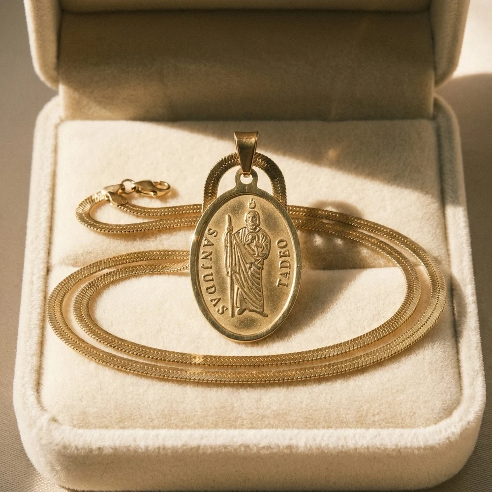 content-07 A velvet gift box being opened with the St. Jude™ Hope Pendant inside